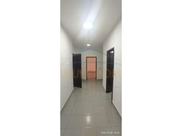 Tirane, jepet me qera ambjent biznesi Kati 4, 212 m² 1.800 Euro (Rruga e Kavajes)