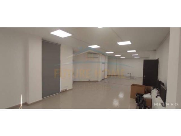 Tirane, jepet me qera ambjent biznesi Kati 4, 212 m² 1.800 Euro (Rruga e Kavajes)
