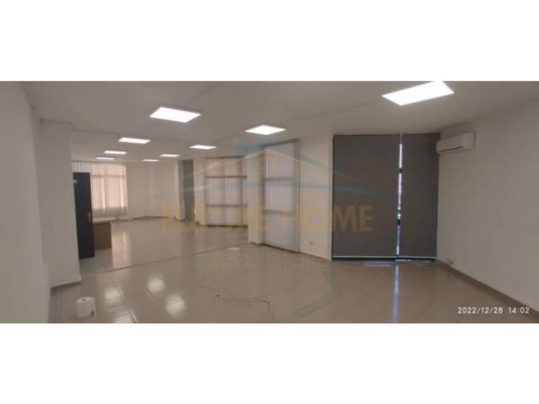 Tirane, jepet me qera ambjent biznesi Kati 4, 212 m² 1.800 Euro (Rruga e Kavajes)