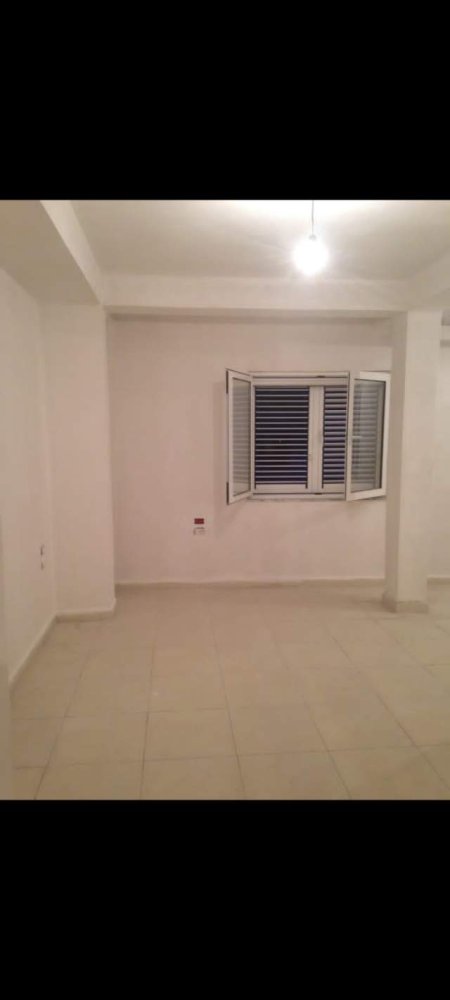 Tirane, jepet me qera apartament 3+1+BLK Kati 2, 90 m² 300 Euro (rruga Sadik Petrela)