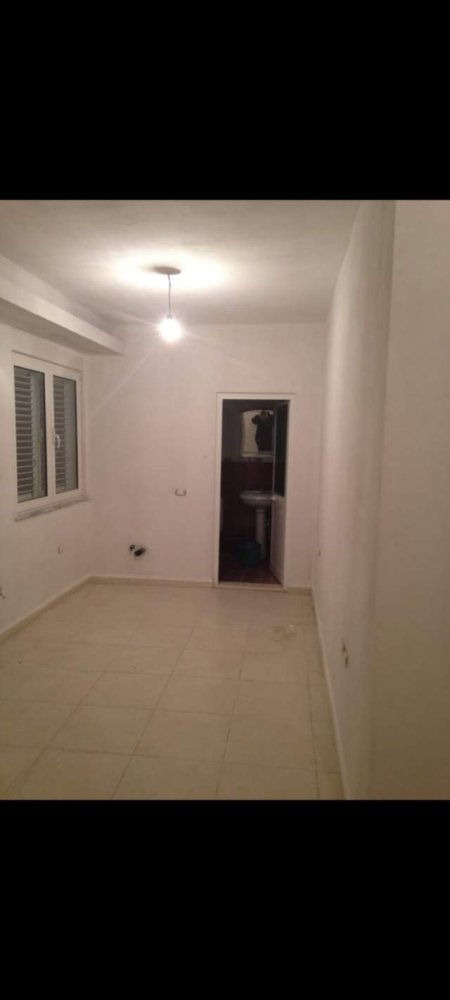 Tirane, jepet me qera apartament 3+1+BLK Kati 2, 90 m² 300 Euro (rruga Sadik Petrela)