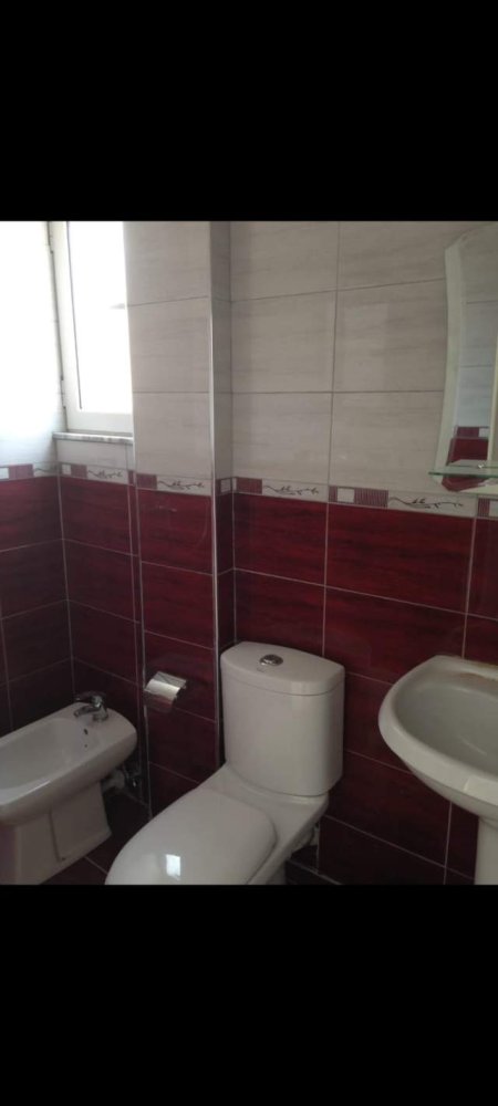 Tirane, jepet me qera apartament 3+1+BLK Kati 2, 90 m² 300 Euro (rruga Sadik Petrela)
