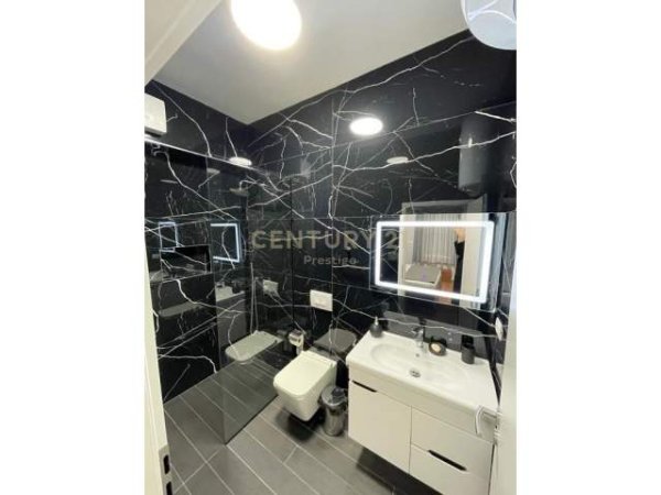 Tirane, jepet me qera apartament 650 Euro (kopshti zologjik)