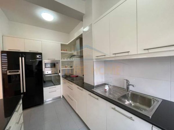 Tirane, jepet me qera apartament 3+1 Kati 2, 186 m² 1.400 Euro (Sauk)