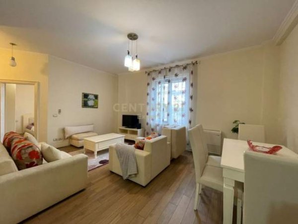 Tirane, jepet me qera apartament 1+1 Kati 3, 65 m² 600 Euro (ura tabakeve)
