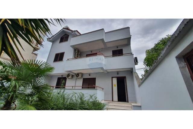 Tirane, jepet me qera Vile Kati 0, 400 m² 1.700 Euro (Prane Qsut)
