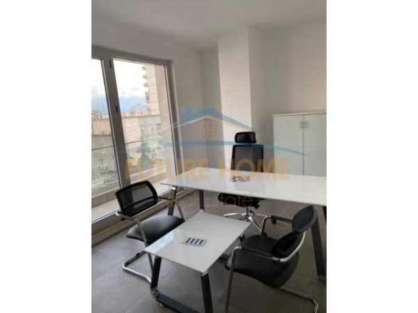 Tirane, jepet me qera ambjent biznesi Kati 3, 125 m² 1.100 Euro (Qender)