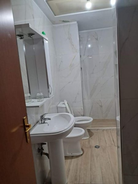 Tirane, jepet me qera apartament Kati 4, 118 m² 450 Euro (Rruga e Kavajes)