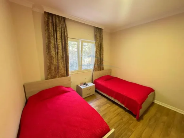 Tirane, jepet me qera apartament 2+1+Ballkon Kati 3, 100 m² 850 € (Liqeni i Thate)