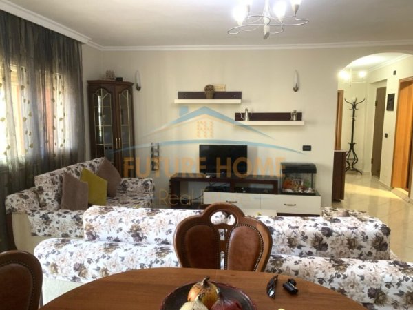 Tirane, jepet me qera apartament 2+1+Ballkon Kati 5, 85 m² 600 € (Rruga Bardhok Biba)