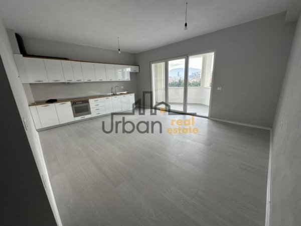 Tirane, jepet me qera apartament 2+1+ Post Parkimi, Kati 3, 550 € (Rezidenca Riverside)