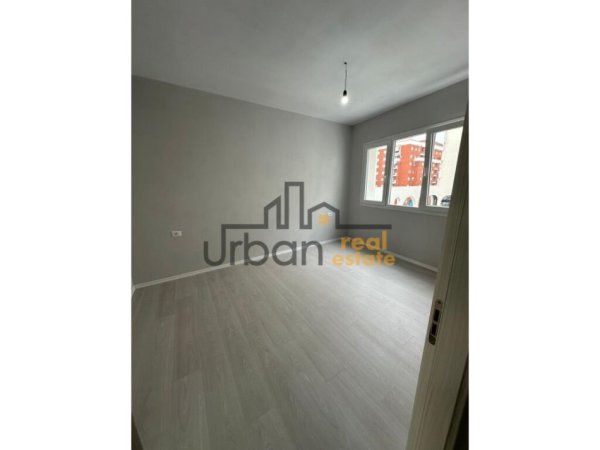 Tirane, jepet me qera apartament 2+1+ Post Parkimi, Kati 3, 550 € (Rezidenca Riverside)