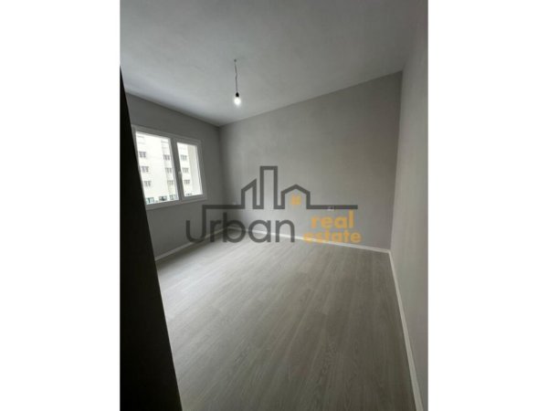 Tirane, jepet me qera apartament 2+1+ Post Parkimi, Kati 3, 550 € (Rezidenca Riverside)