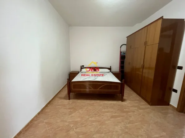 Vlore, jepet me qera apartament 2+1+Ballkon Kati 4, 95 m² 350 € (Rruga Murat Tërbaçi, Vlorë)