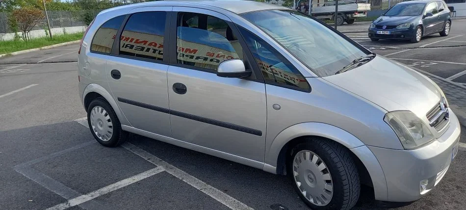 Tirane, shes makine Opel Meriva Nafte, gri metalizato manuale Klima 220.000 km 2.500 €