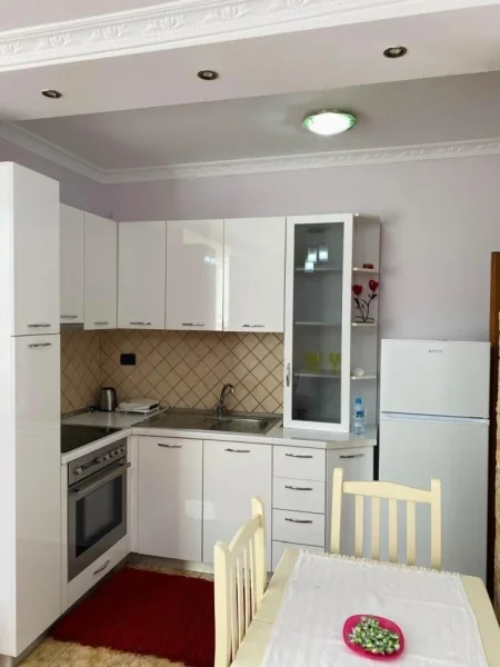 Tirane, jepet me qera apartament 2+1+Ballkon Kati 5, 80 m² 600 € (Rruga e kavajes)