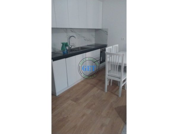 Tirane, jepet me qera apartament 1+1 Kati 1, 70 m² 450 € (Shkolla e Kuqe)