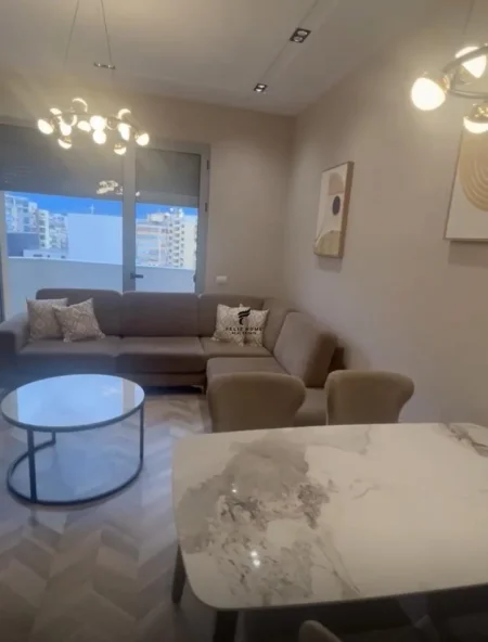 Tirane, jepet me qera apartament 2+1+Ballkon Kati 7, 120 m² 1.300 € (QENDER)