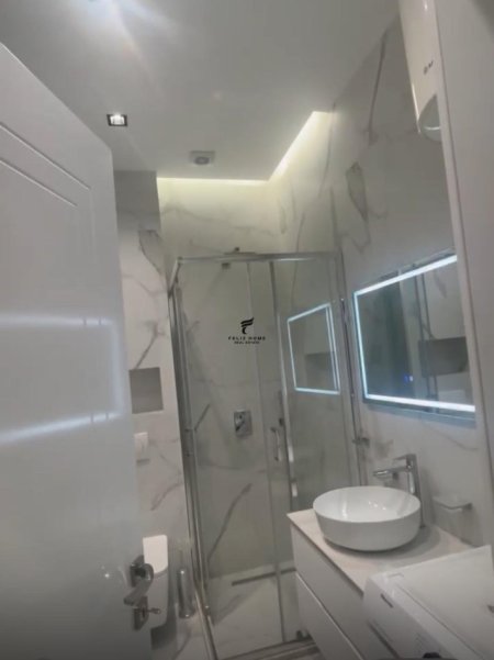 Tirane, jepet me qera apartament 2+1+Ballkon Kati 7, 120 m² 1.300 € (QENDER)