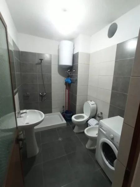 Tirane, jepet me qera apartament 2+1+Ballkon Kati 7, 87 m² 500 € (Dom Bosko)