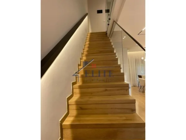 Tirane, jepet me qera Vile 3+1+Aneks+Ballkon Kati 2, 193 m² 3.000 € (Prane Teg)