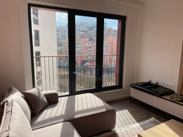 Tirane, jepet me qera apartament 1+1+Ballkon Kati 4, 56 m² 600 € (Kopshti Botanik)