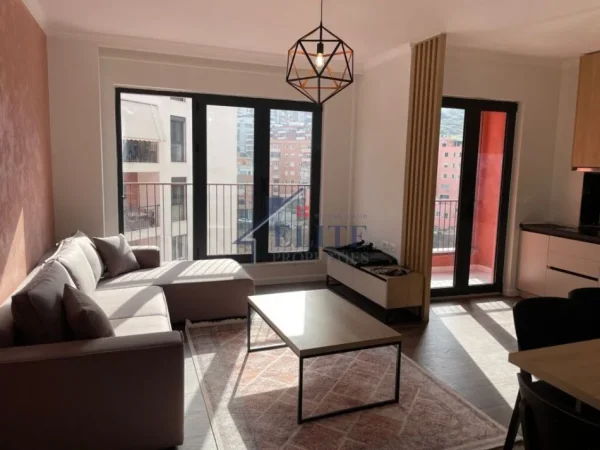Tirane, jepet me qera apartament 1+1+Ballkon Kati 4, 56 m² 600 € (Kopshti Botanik)
