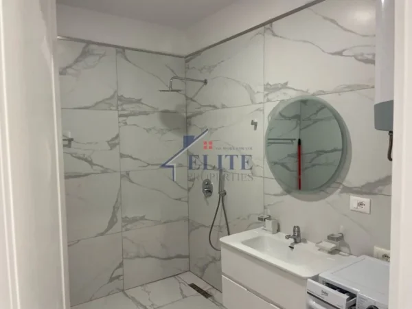 Tirane, jepet me qera apartament 1+1+Ballkon Kati 4, 56 m² 600 € (Kopshti Botanik)