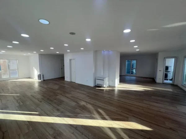Tirane, jepet me qera zyre Kati 2, 170 m² 2.300 € (Rruga e Elbasanit)