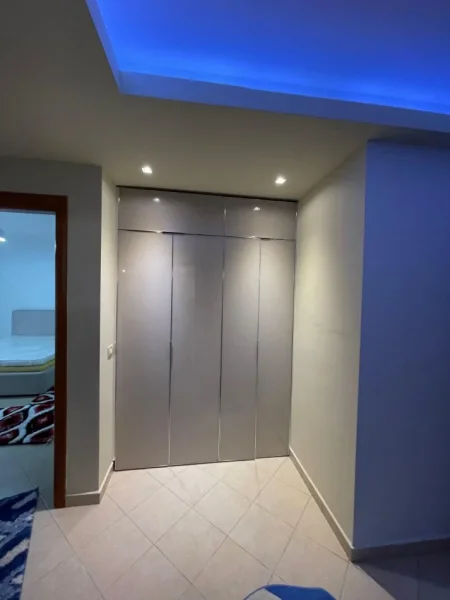 Tirane, jepet me qera apartament 2+1 , 94 m² 800 € (Komuna e Parisit)