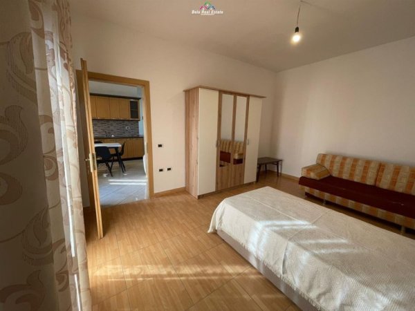 Tirane, jepet me qera apartament 2+1 Kati 4, 100 m² 600 € (bulevardi i ri)