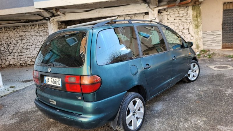 Librazhd, shes makine Sharan Nafte, jeshile manuale Klima 400.030 km 2.300 €