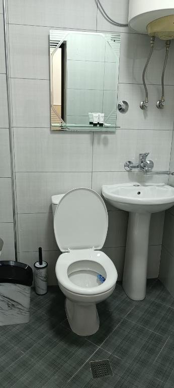 Tirane, jepet me qera 1+1 Kati 1, 55 m² 650 € (rruga naim frasheri)