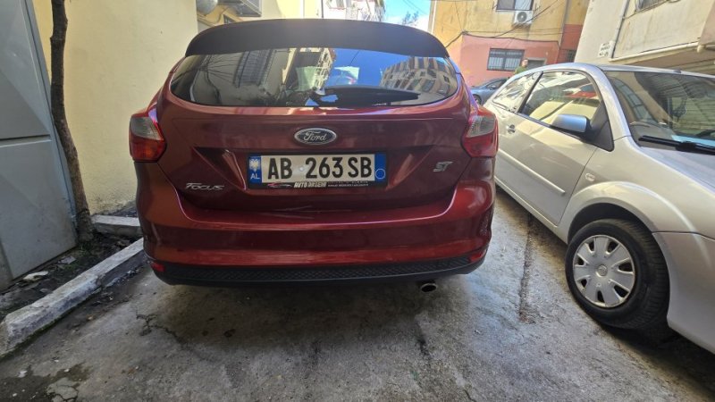 Tirane, shes makine Ford Focus Benzin, e kuqe manuale Kondicioner 146.000 km 4.900 €