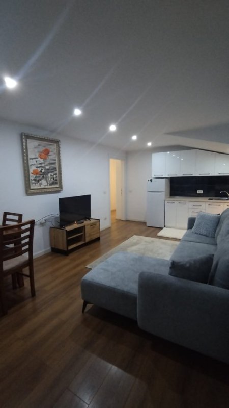 Tirane, jepet me qera apartament 1+1 Kati 4, 400 € (Kel Kodheli)