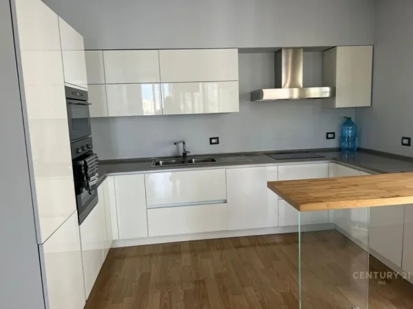 Tirane, jap me qera apartament 2+1+POST PARKIMI+VERANDE , 200 m² 900 € (Liqeni i Tiranës)
