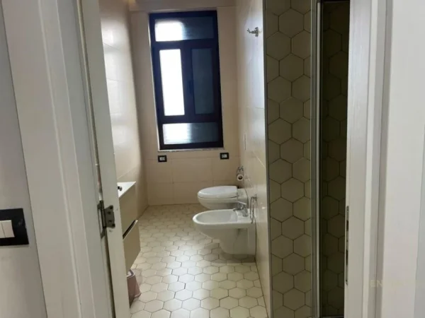Tirane, jap me qera apartament 2+1+POST PARKIMI+VERANDE , 200 m² 900 € (Liqeni i Tiranës)