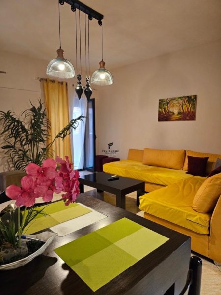 Tirane, jepet me qera apartament 1+1+Ballkon Kati 1, 102 m² 1.000 € (QENDER)