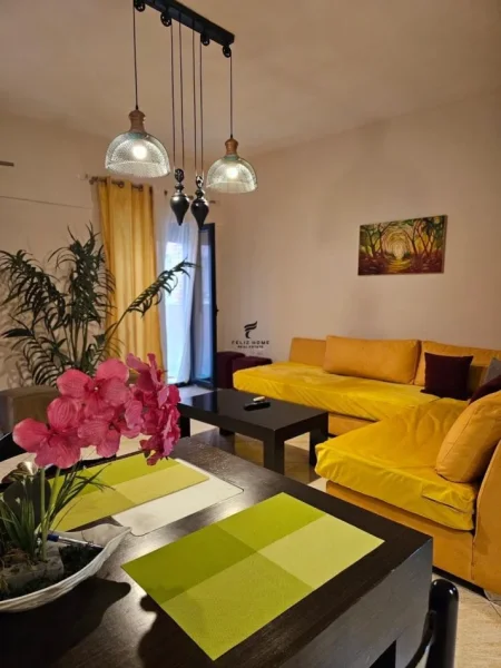 Tirane, jepet me qera apartament 1+1+Ballkon Kati 1, 102 m² 1.000 € (QENDER)