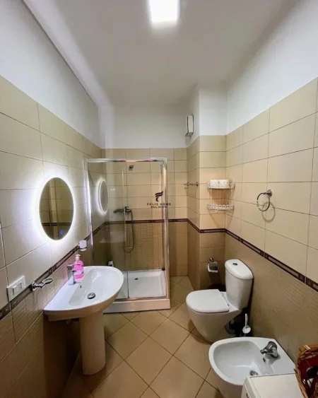 Tirane, jepet me qera apartament 1+1+Ballkon Kati 1, 102 m² 1.000 € (QENDER)