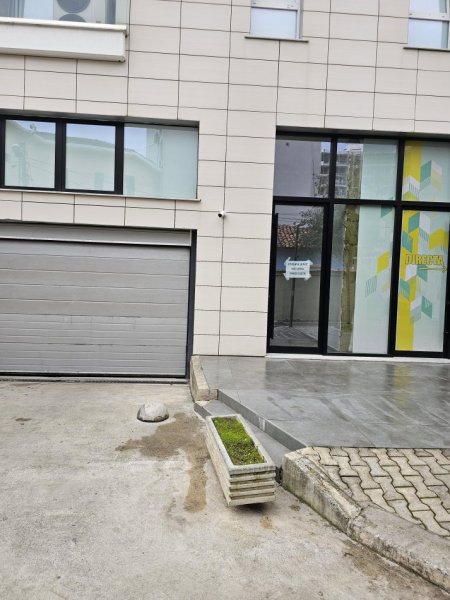 Tirane, jap me qera dyqan Kati 0, 15 m² 310 € (4 Deshmoret)