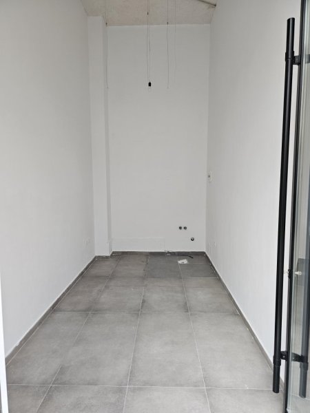 Tirane, jap me qera dyqan Kati 0, 15 m² 310 € (4 Deshmoret)