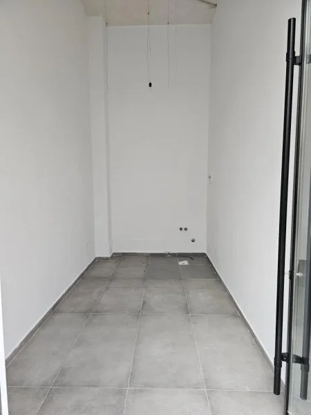 Tirane, jap me qera dyqan Kati 0, 15 m² 310 € (4 Deshmoret)