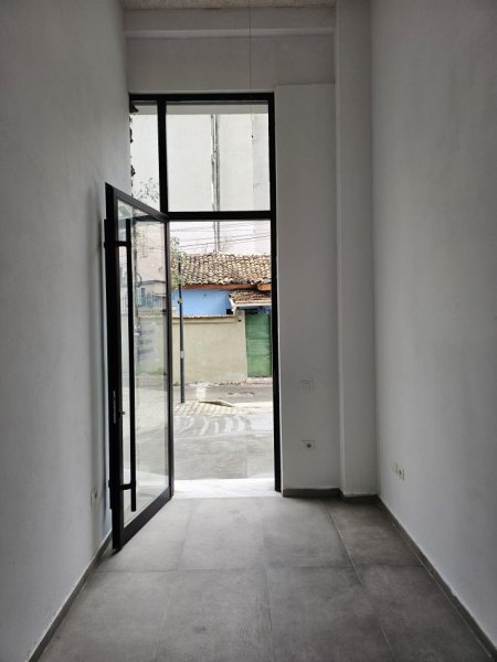 Tirane, jap me qera dyqan Kati 0, 15 m² 310 € (4 Deshmoret)