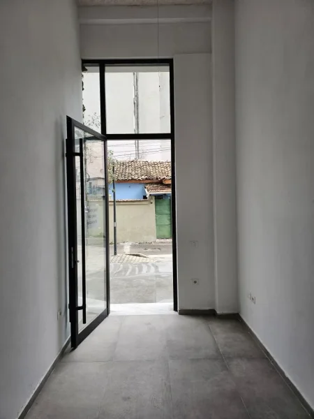 Tirane, jap me qera dyqan Kati 0, 15 m² 310 € (4 Deshmoret)