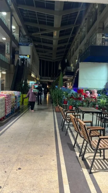 Tirane, jepet me qera zyre Kati 1, 102 m² 800 € (QENDER)