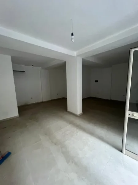Tirane, jepet me qera ambjent biznesi Kati 0, 56 m² 450 € (kodra e diellit)