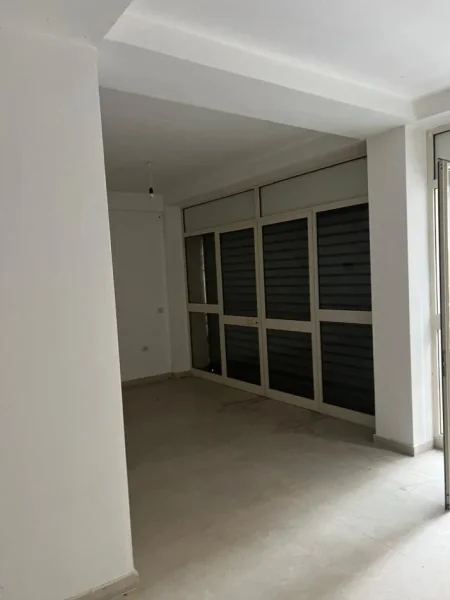 Tirane, jepet me qera ambjent biznesi Kati 0, 56 m² 450 € (kodra e diellit)