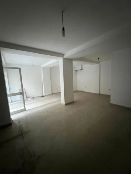 Tirane, jepet me qera ambjent biznesi Kati 0, 56 m² 450 € (kodra e diellit)