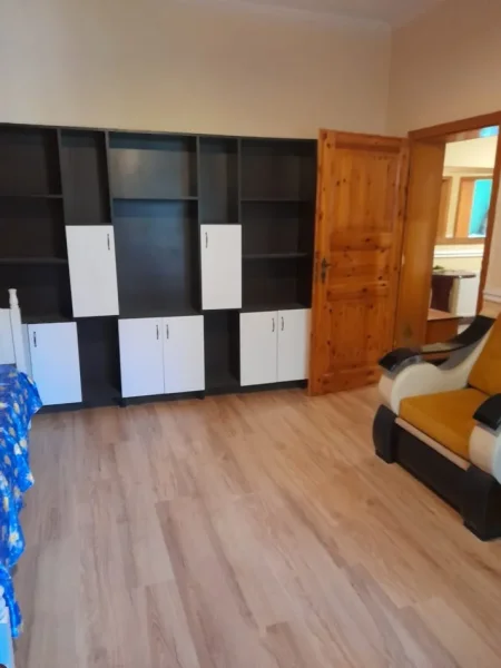 Tirane, jepet me qera apartament 2+1 , 131 m² 480 € (Komuna e parisit)